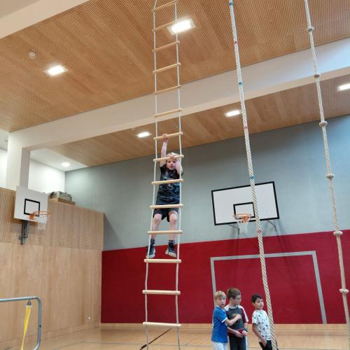 Leiter im Turnsaal 2