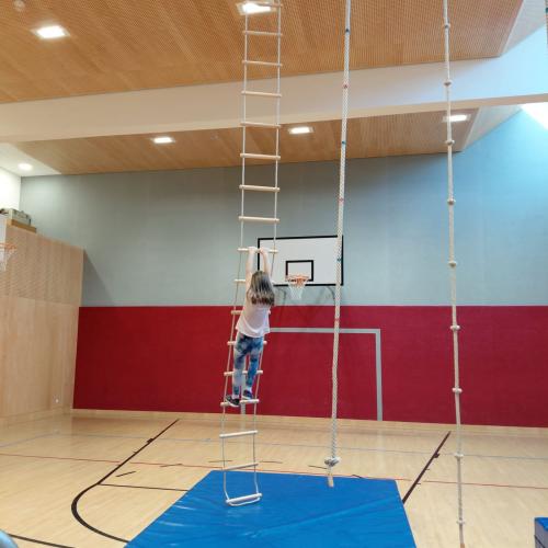 Leiter im Turnsaal 1